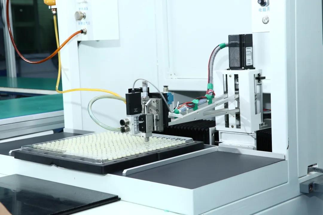 抢占人形机器人供应链！2025年超130家企业官宣合作剑指具身核心零部件(图1)