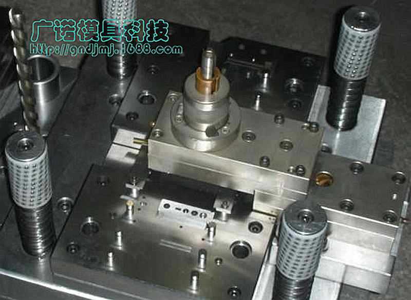 荣耀机器人亮相、小米机器人已进厂手机厂商进入生态“卡位”战(图1)